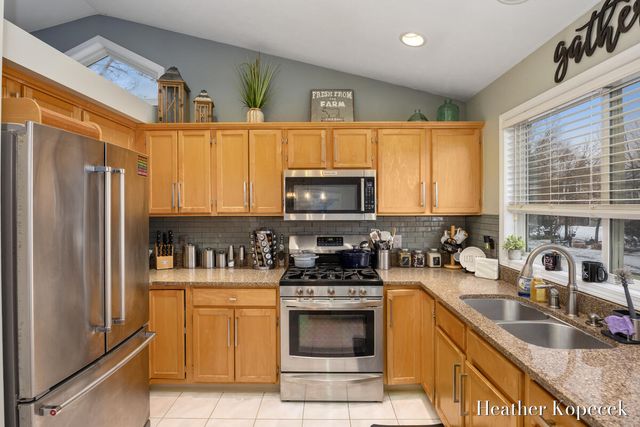 3695 S Falling Leaf Drive SE, Grand Rapids, MI 49512