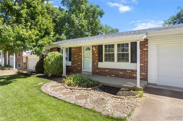 2500 Wesglen Estates Drive, Maryland Heights, MO 63043