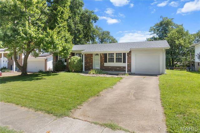 2500 Wesglen Estates Drive, Maryland Heights, MO 63043