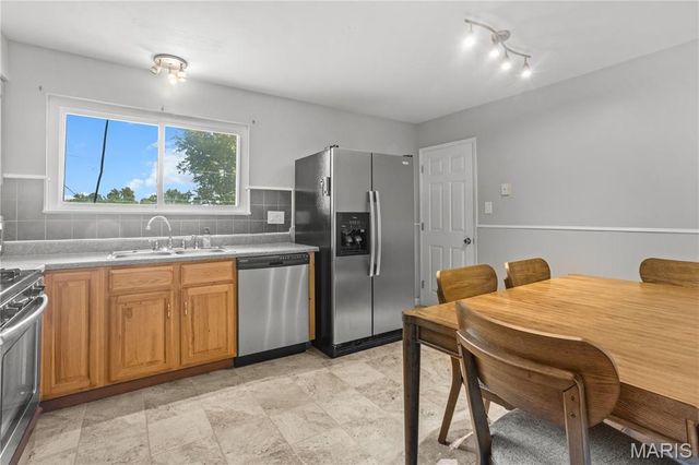 2500 Wesglen Estates Drive, Maryland Heights, MO 63043
