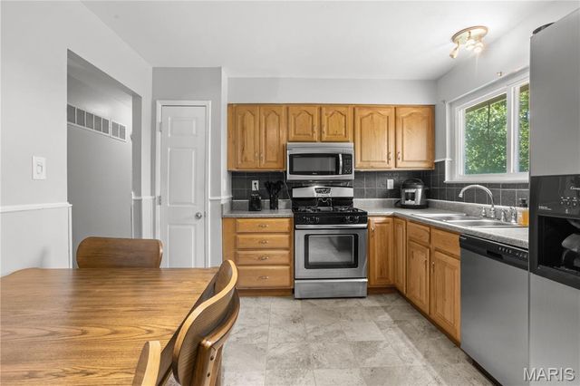 2500 Wesglen Estates Drive, Maryland Heights, MO 63043