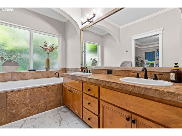 3489 RIVERPLACE Dr, Eugene, OR 97401