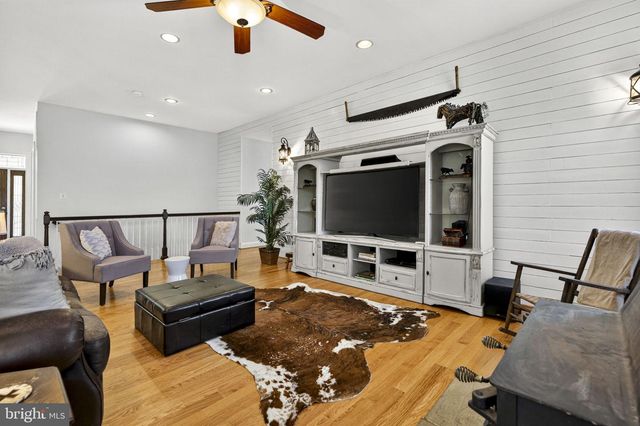 7312 OAK LN, Marshall, VA 20115