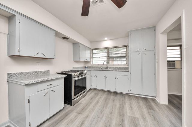 2703 Knotty Oaks Trail, Houston, TX 77045