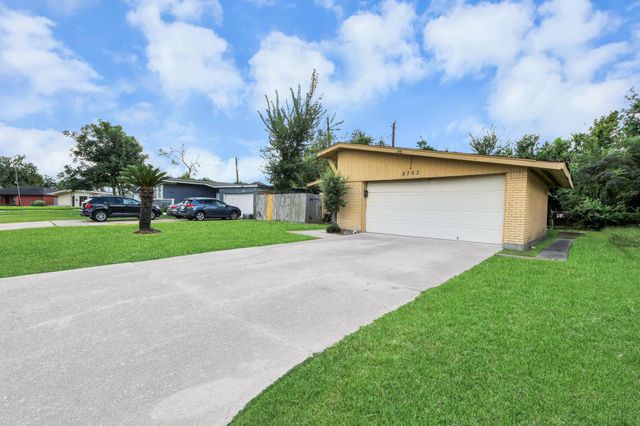 2703 Knotty Oaks Trail, Houston, TX 77045
