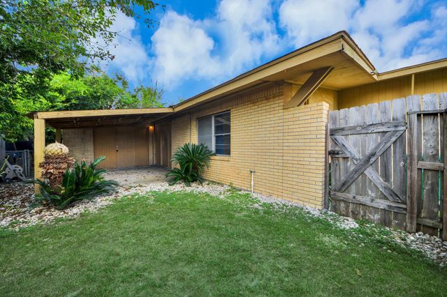 2703 Knotty Oaks Trail, Houston, TX 77045
