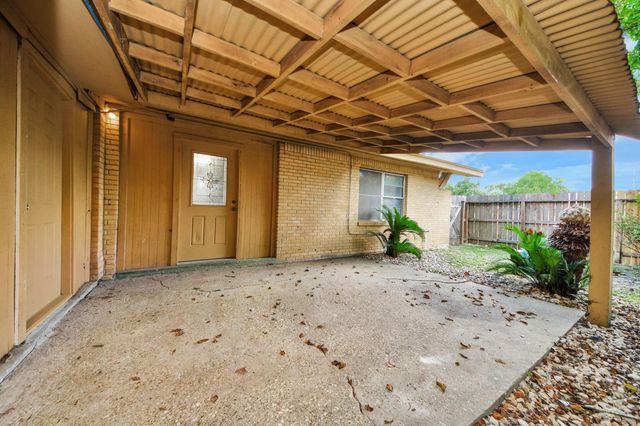 2703 Knotty Oaks Trail, Houston, TX 77045