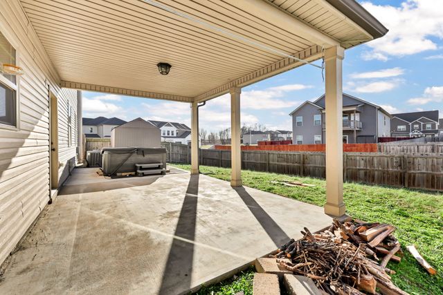 971 Cherry Blossom Ln, Clarksville, TN 37040