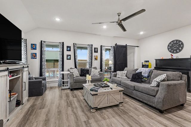 220 Poinsetta Drive, Palmer, TX 75152