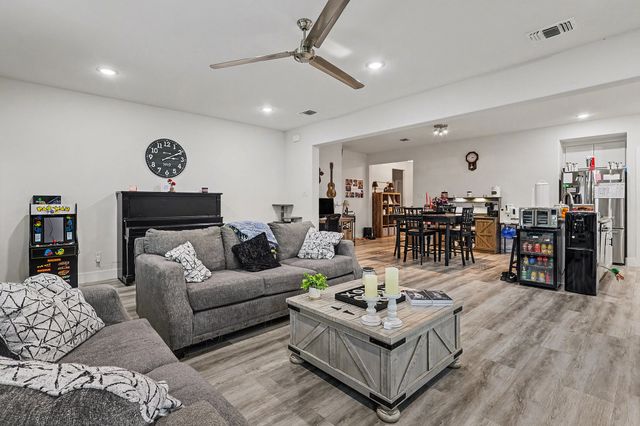 220 Poinsetta Drive, Palmer, TX 75152