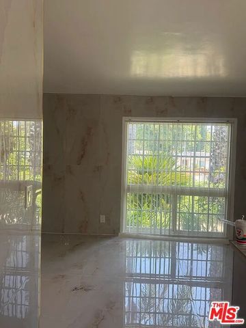 24316 Burbank Blvd, Woodland Hills (los Angeles), CA 91367