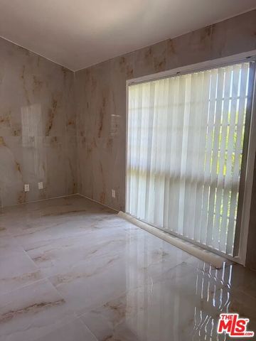 24316 Burbank Blvd, Woodland Hills (los Angeles), CA 91367