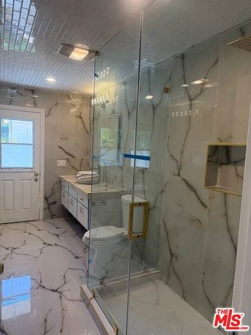 24316 Burbank Blvd, Woodland Hills (los Angeles), CA 91367