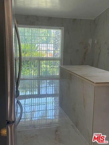 24316 Burbank Blvd, Woodland Hills (los Angeles), CA 91367