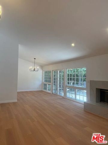 24316 Burbank Blvd, Woodland Hills (los Angeles), CA 91367