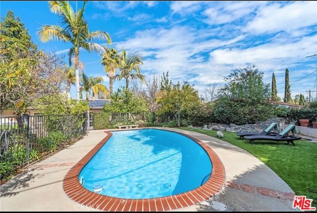 24316 Burbank Blvd, Woodland Hills (los Angeles), CA 91367