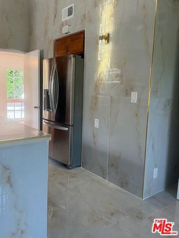 24316 Burbank Blvd, Woodland Hills (los Angeles), CA 91367