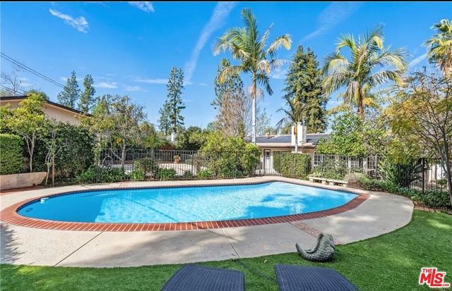24316 Burbank Blvd, Woodland Hills (los Angeles), CA 91367