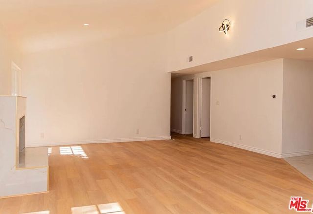 24316 Burbank Blvd, Woodland Hills (los Angeles), CA 91367