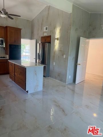 24316 Burbank Blvd, Woodland Hills (los Angeles), CA 91367