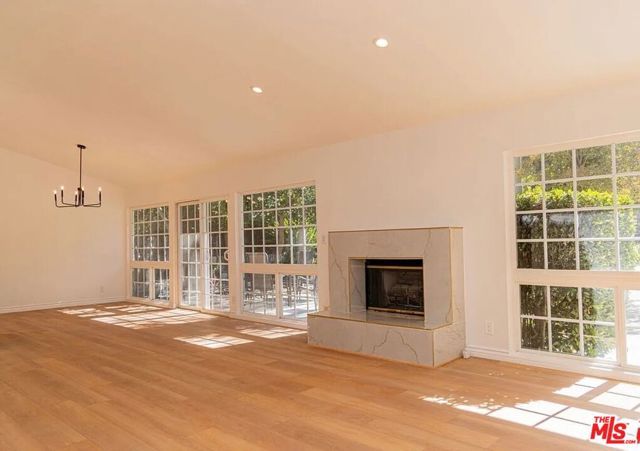 24316 Burbank Blvd, Woodland Hills (los Angeles), CA 91367