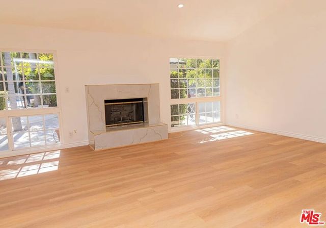 24316 Burbank Blvd, Woodland Hills (los Angeles), CA 91367