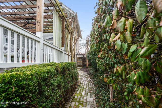 15 Eastover Ct, Louisville, KY 40206