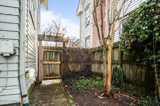 15 Eastover Ct, Louisville, KY 40206