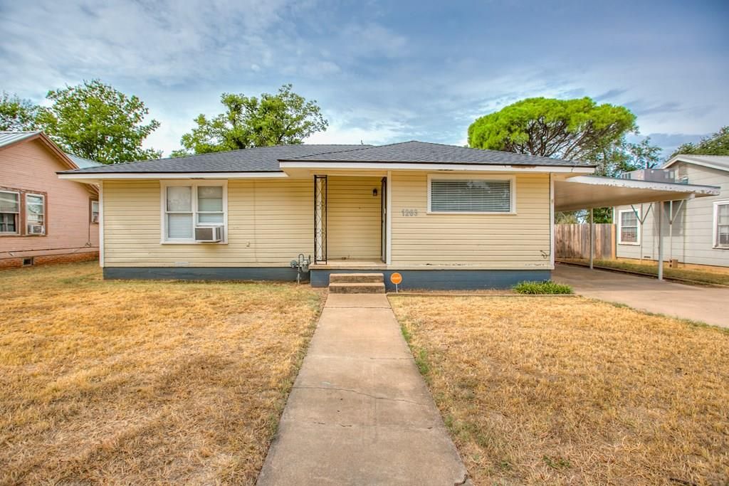 Image 1 of property listing at 1203 N 5th St, Ballinger, TX 76821