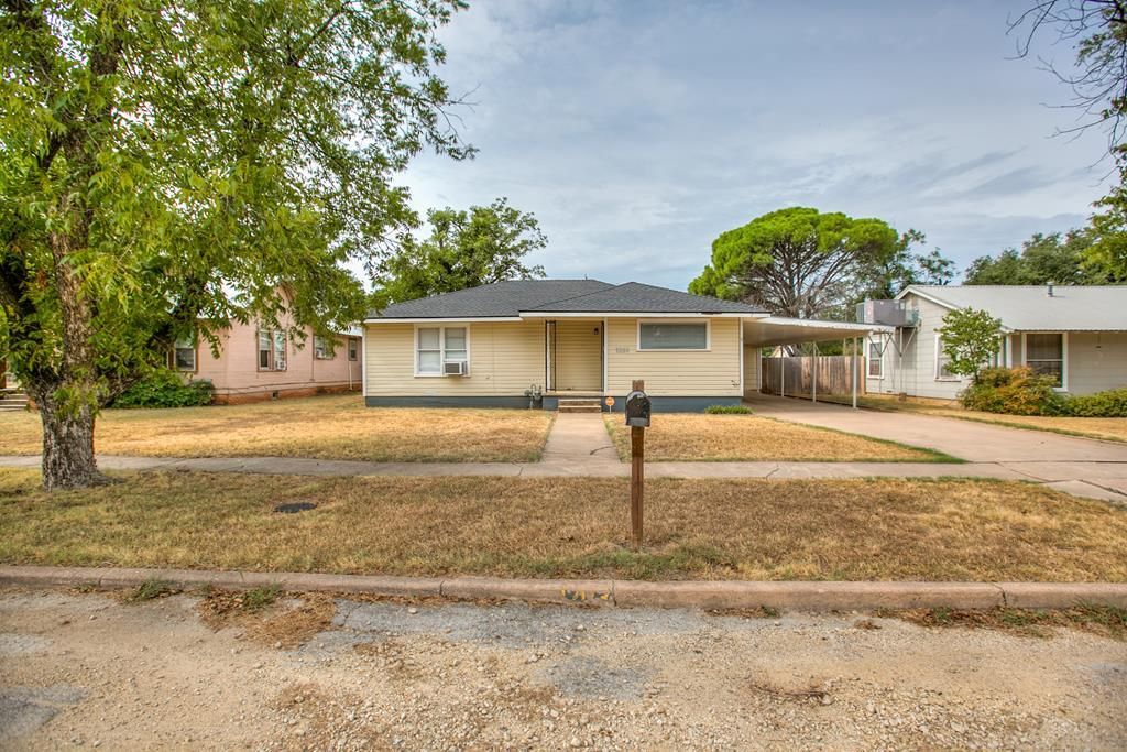 Image 2 of property listing at 1203 N 5th St, Ballinger, TX 76821