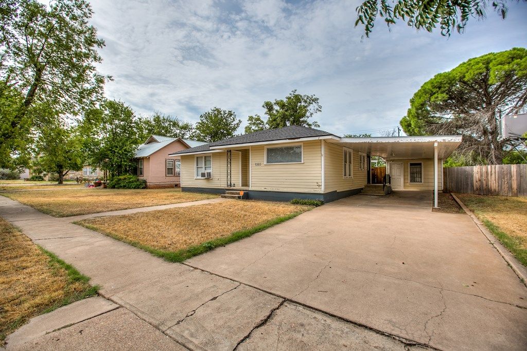 Image 3 of property listing at 1203 N 5th St, Ballinger, TX 76821
