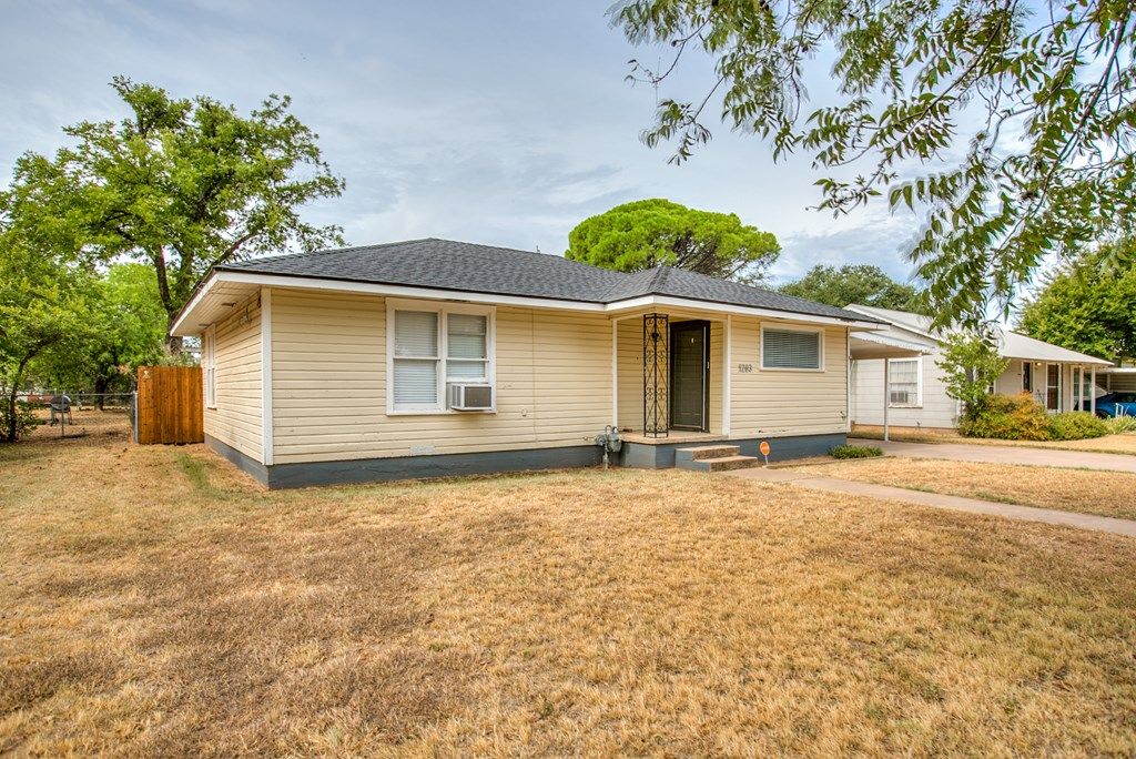 Image 4 of property listing at 1203 N 5th St, Ballinger, TX 76821