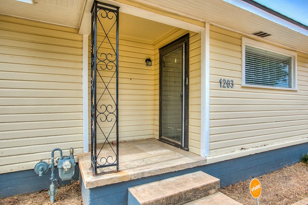 Image 5 of property listing at 1203 N 5th St, Ballinger, TX 76821