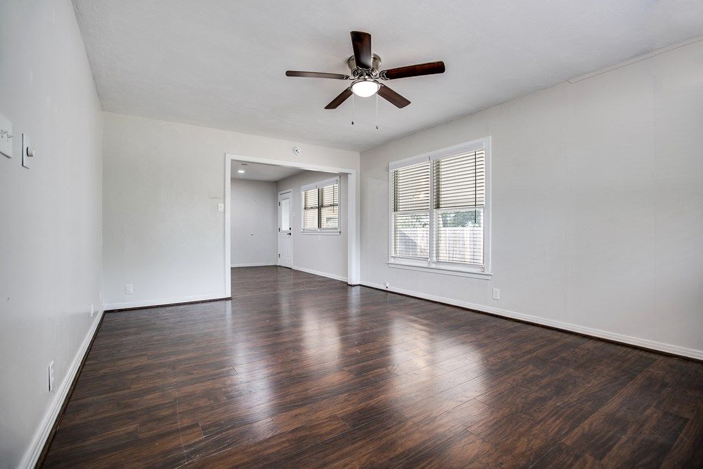 Image 6 of property listing at 1203 N 5th St, Ballinger, TX 76821