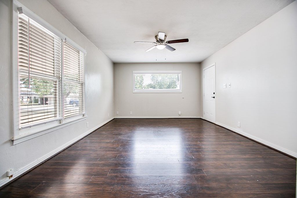 Image 8 of property listing at 1203 N 5th St, Ballinger, TX 76821