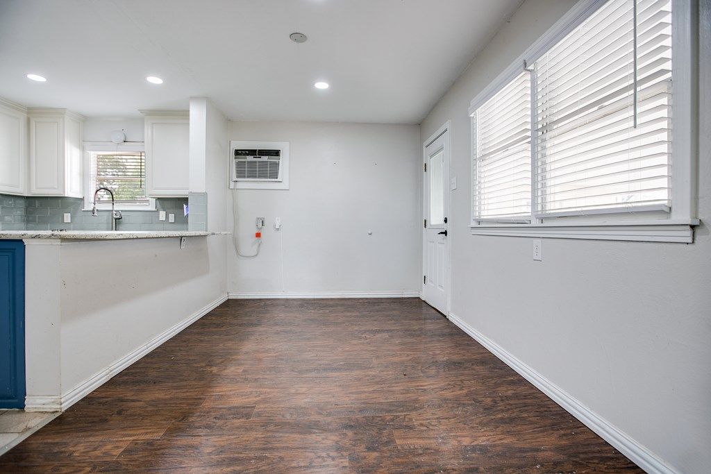Image 9 of property listing at 1203 N 5th St, Ballinger, TX 76821