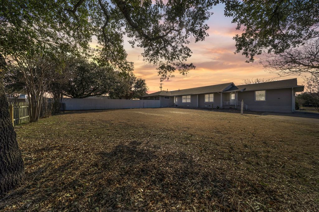 1306 Carr Street, Hillsboro, TX 76645