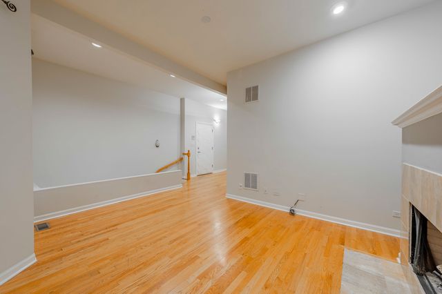1017 W Dakin Street 1, Chicago, IL 60613