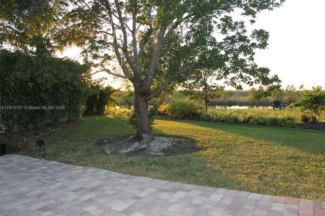 1569 Winterberry Ln, Weston, FL 33327