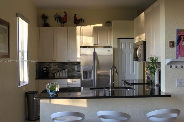 1569 Winterberry Ln, Weston, FL 33327