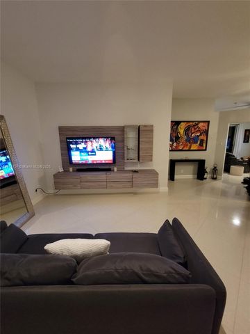 1569 Winterberry Ln, Weston, FL 33327