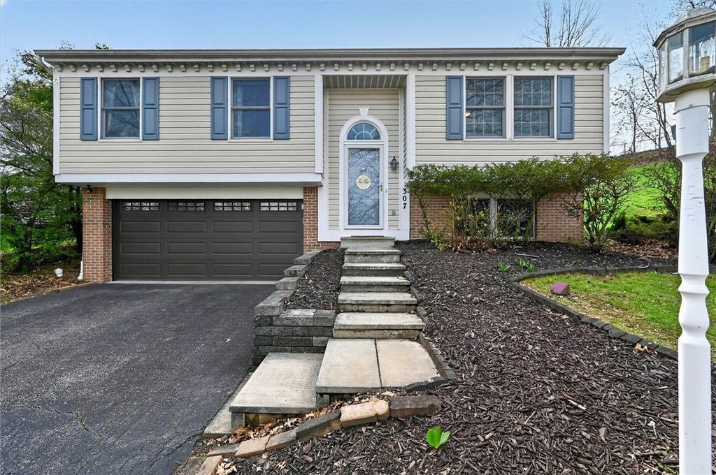 307 Lawrence Pl, Coraopolis, PA 15108