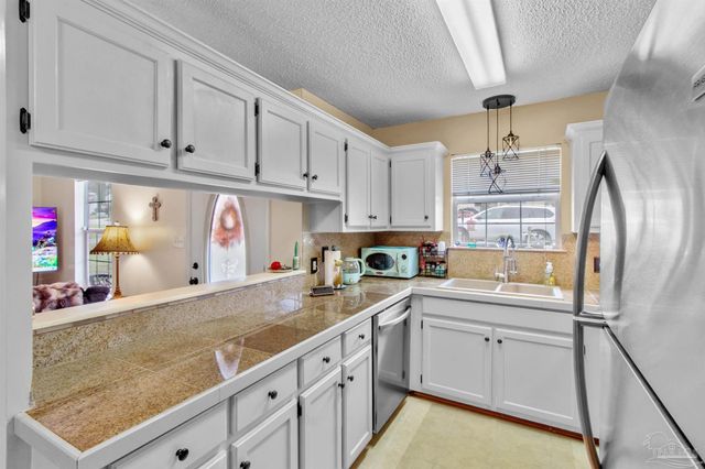 7032 Weatherwood Dr, Pensacola, FL 32506