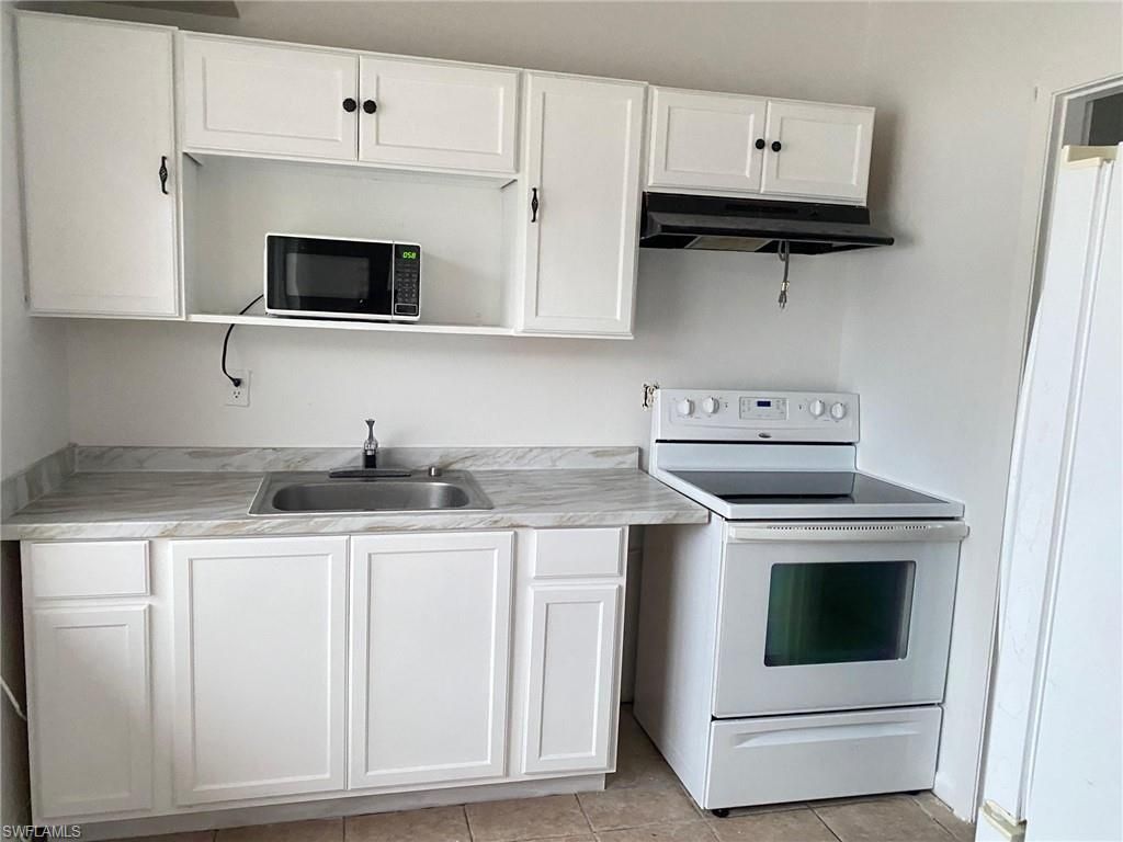 15 Vineyard ST, Lehigh Acres, FL 33936