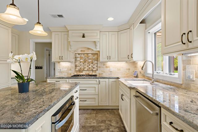 10 Old Farm Road, Tinton Falls, NJ 07724