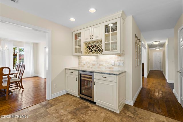 10 Old Farm Road, Tinton Falls, NJ 07724