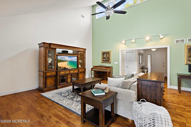 10 Old Farm Road, Tinton Falls, NJ 07724