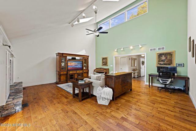 10 Old Farm Road, Tinton Falls, NJ 07724