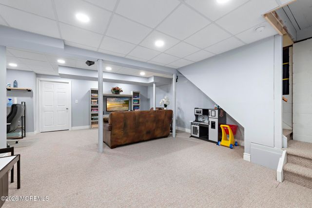 10 Old Farm Road, Tinton Falls, NJ 07724