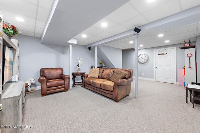 10 Old Farm Road, Tinton Falls, NJ 07724